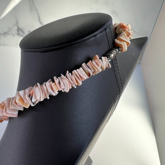 Vintage Puka Shell Chip Orange and White Necklace - Picture 6 of 7